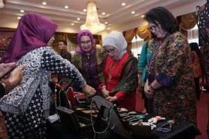 DSC03288-300x200 Pengrajin Curhat Soal Kain Songket