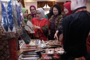 DSC03353-300x201 Pengrajin Curhat Soal Kain Songket