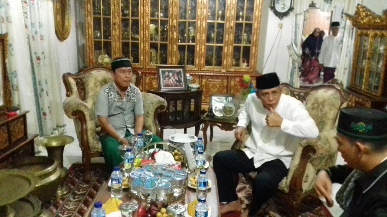 a1-5 Kunjungi Kediaman  Jhoni Tarmos, Iskandar, SE Janji Selesaikan Sengketa Lahan dan Jalan