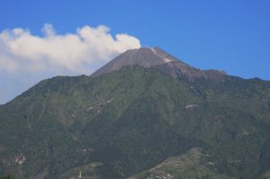 gunung1-300x199 STATUS GUNUNG MERAPI NAIK MENJADI WASPADA