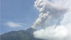 gunung2-1-300x168 STATUS GUNUNG MERAPI NAIK MENJADI WASPADA