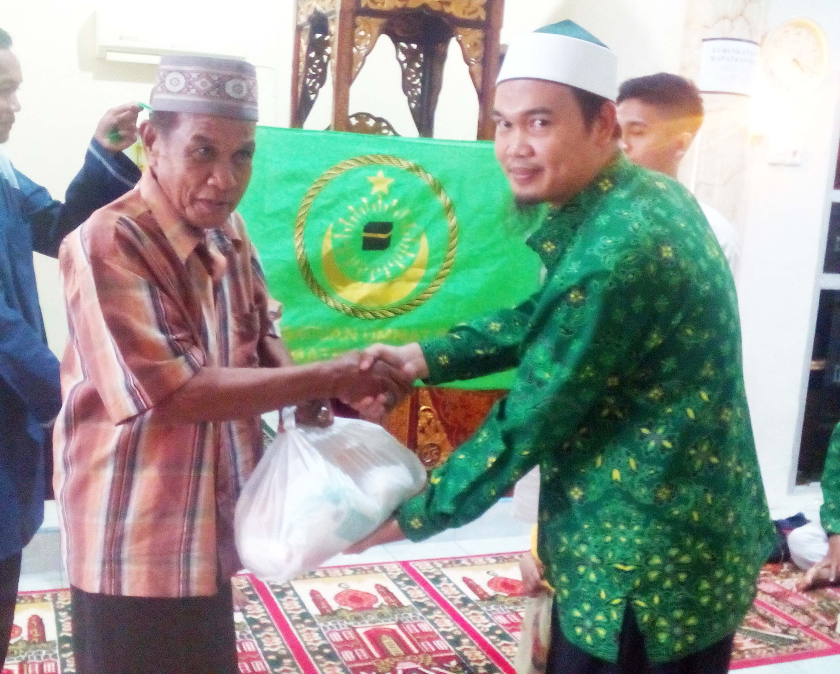 a2-2 Santuni Kaum Duafa, Ketua DPD PUI Palembang Puji Irma Alhijrah