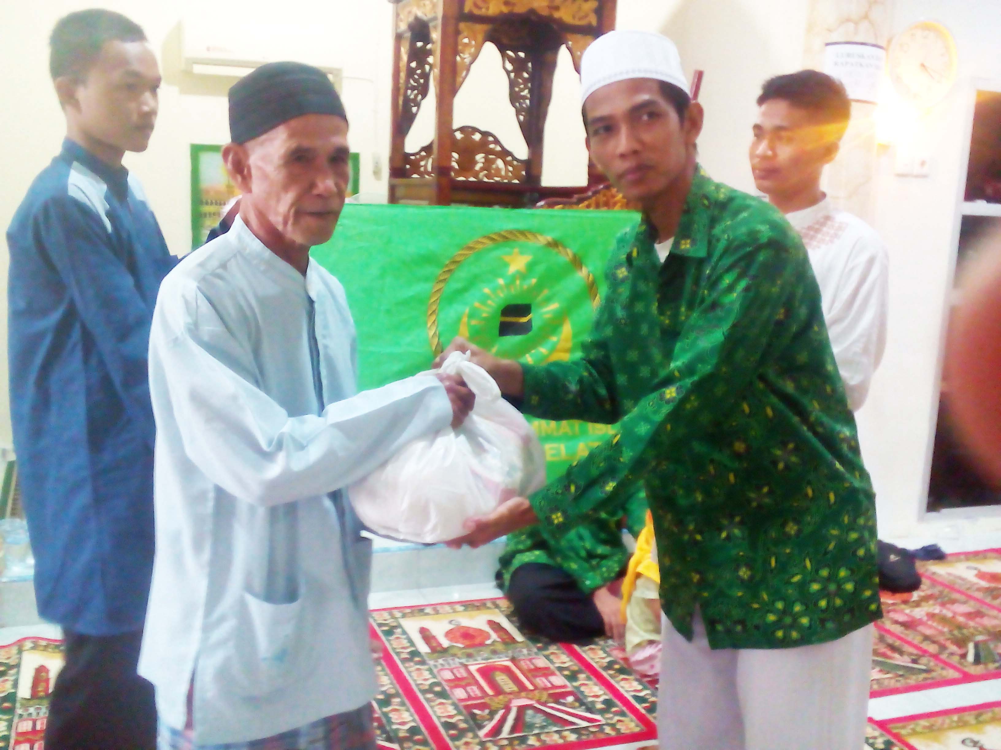 a3-1 Santuni Kaum Duafa, Ketua DPD PUI Palembang Puji Irma Alhijrah