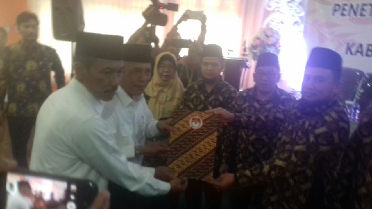 a3-1 KPU OKI Tetapkan Pasangan H Iskandar, SE - HM Dja'far Shodiq sebagai Bupati - Wakil Bupati Terpilih