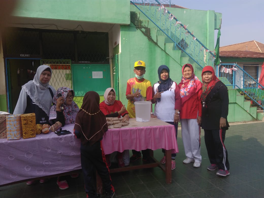 a1-4 Semarakkan HUT ke-73 RI, MI Jihadiyah Palembang Gelar Jalan Sehat