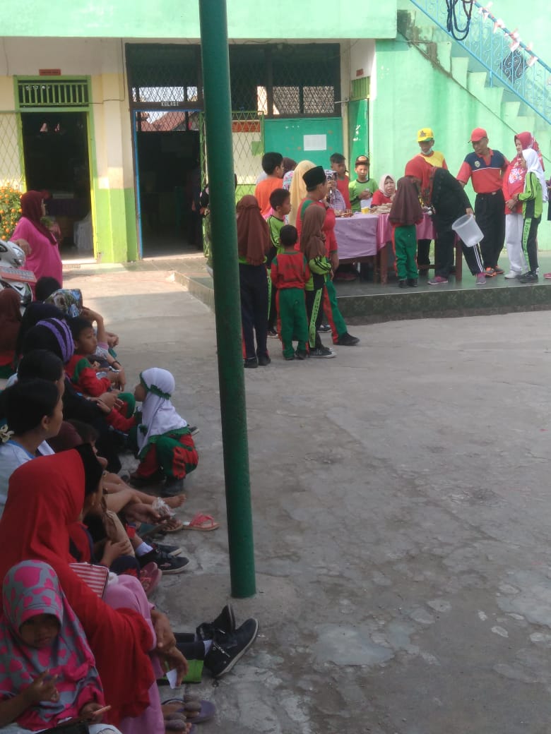 a6 Semarakkan HUT ke-73 RI, MI Jihadiyah Palembang Gelar Jalan Sehat