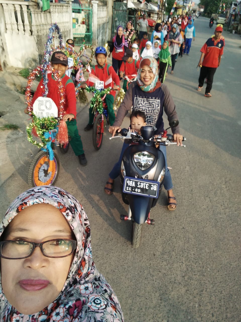 b1-1 Semarakkan HUT ke-73 RI, MI Jihadiyah Palembang Gelar Jalan Sehat