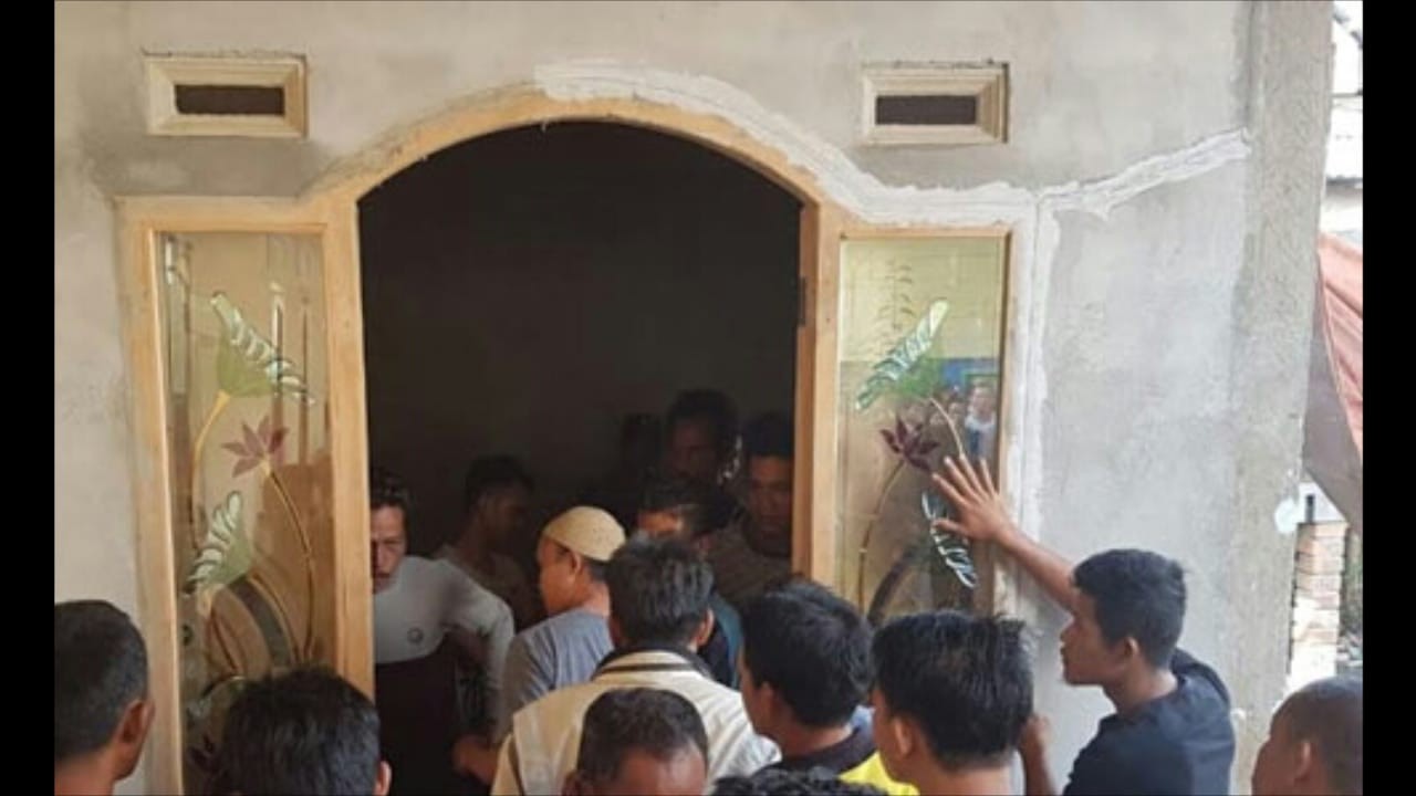 b1-4 Massa Jarah Isi Rumah Yana Diduga Pelaku Penggandaan Uang
