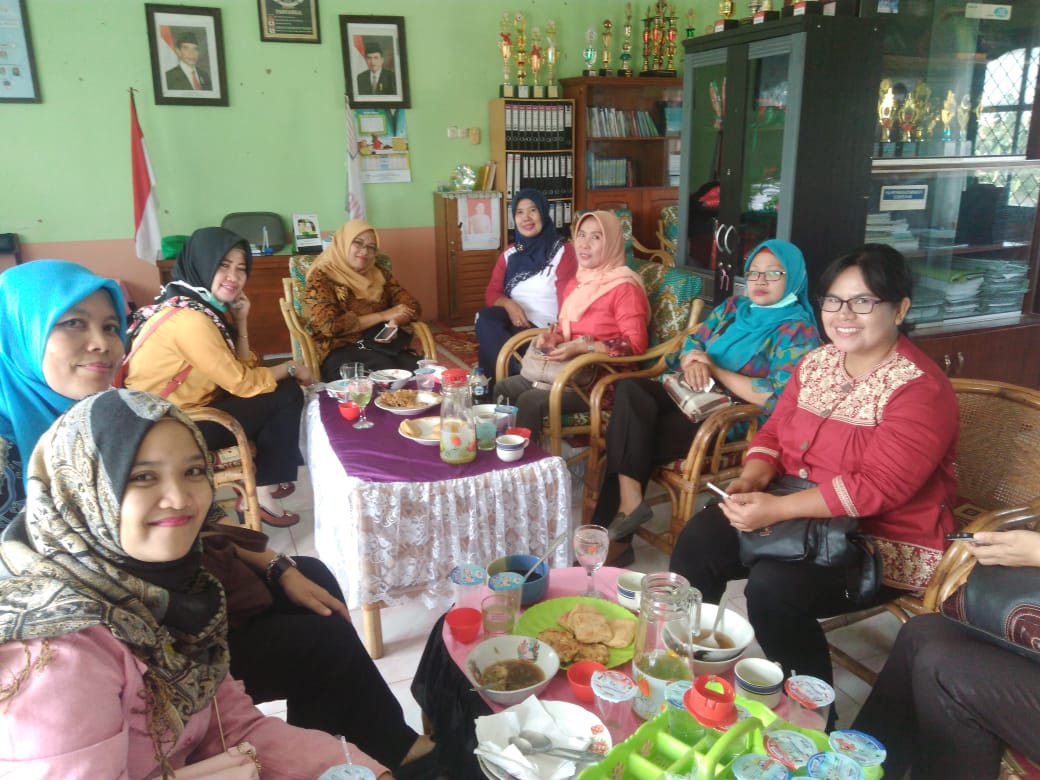 c3-1 Semarakkan HUT ke-73 RI, MI Jihadiyah Palembang Gelar Jalan Sehat