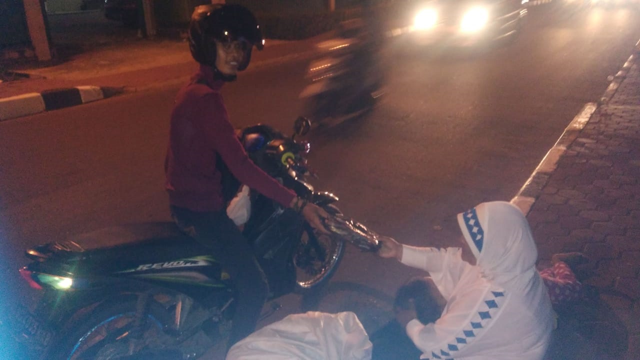 a3-4 Sekolahkan Cucunya, Ibu Ini Nekat Memulung dan Mengemis (?)