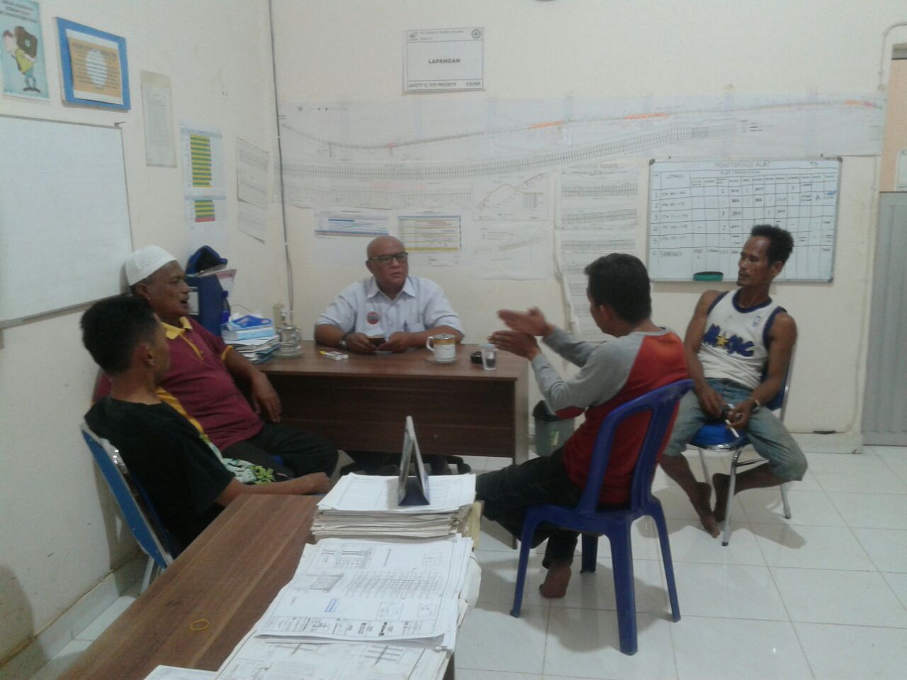 e1 Sambangi PT. Waskita Karya, Warga Kutaraya Tagih Janji Benahi Jalan Rusak