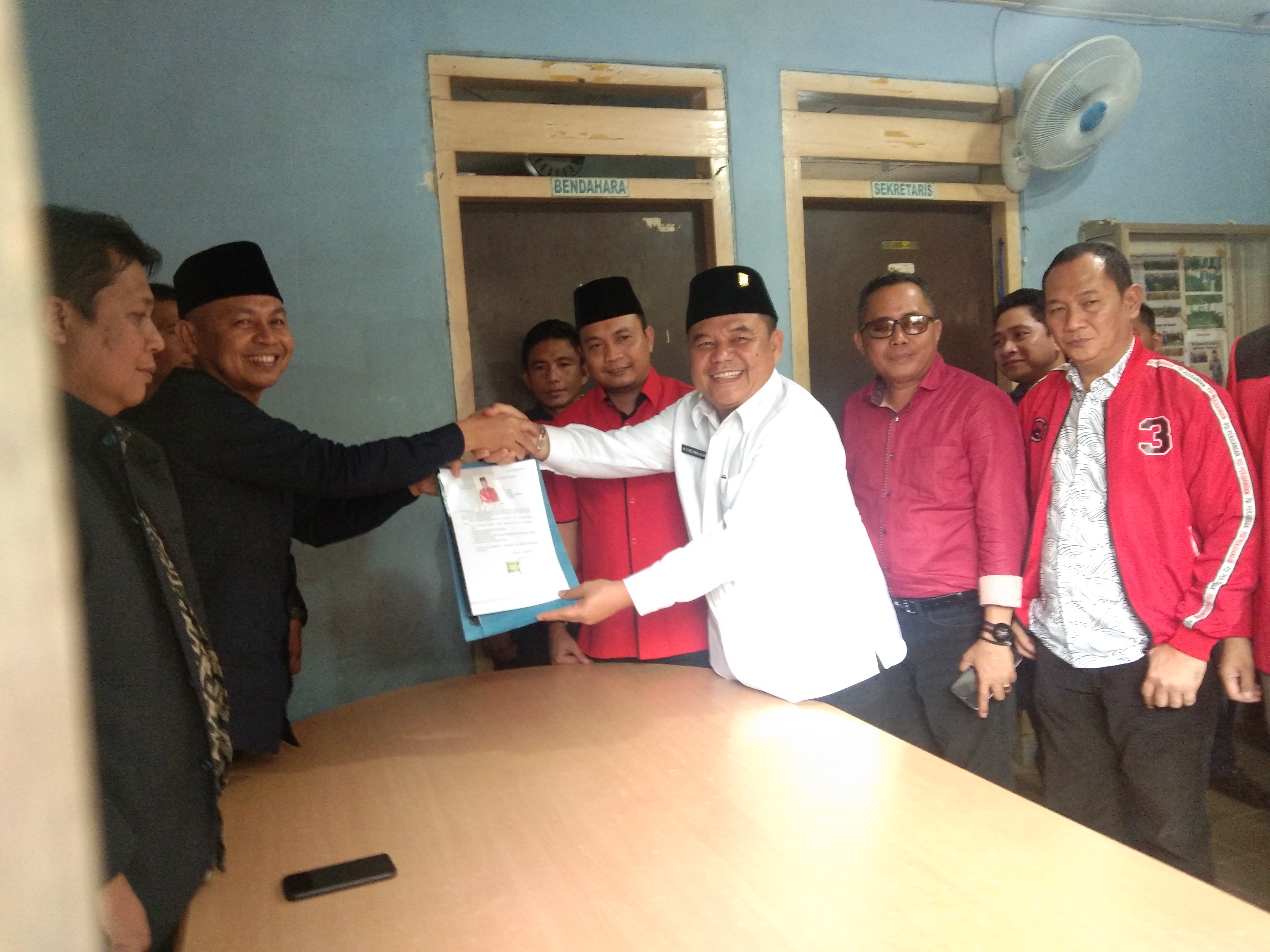 a1-23 Buktikan Keseriusan, Bacalonbup IPA Kembalikan Form ke Tiga Partai