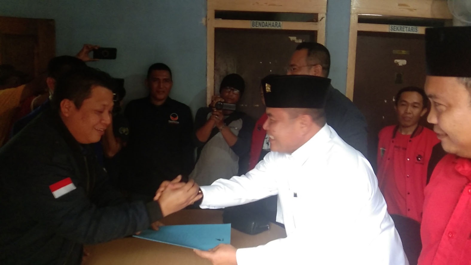 a1-25 Diantar Ratusan Pendukung, di Tiga Partai, IPA Ambil Formulir Bacabup OI