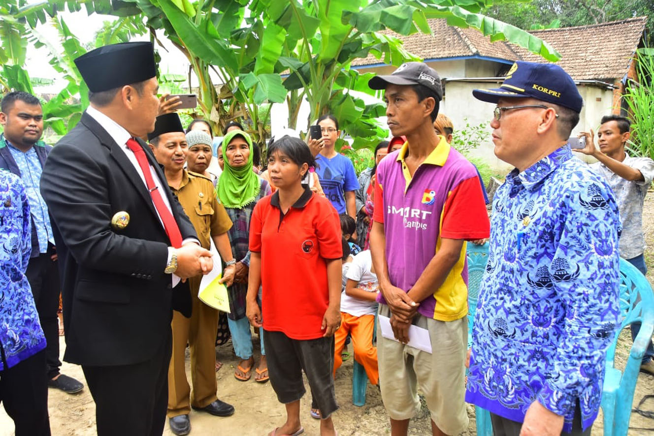 a1-32 Kunjungi Rumah Ambruk, Bupati OI Berikan Bantuan Sembako dan Uang Tunai