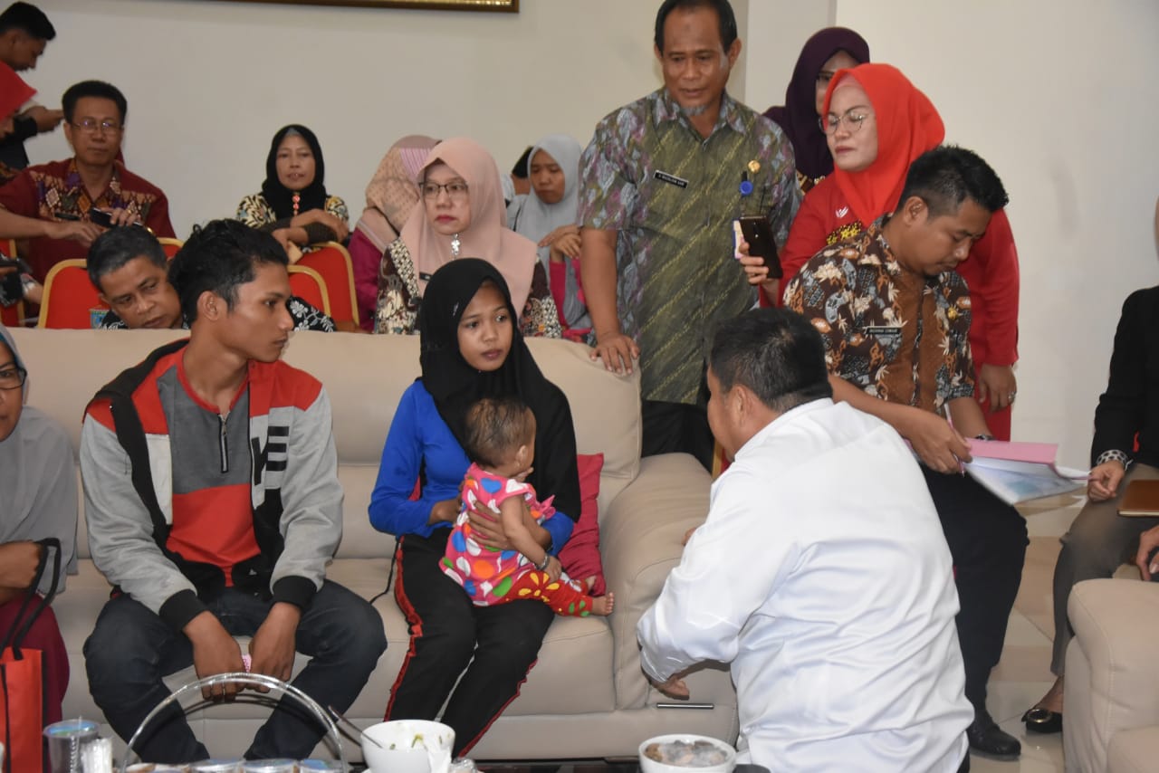 a1 Program 'Ngopi OI', Bupati Perintahkan Kadinsos - Kadinkes Memberikan Pengobatan Maksimal untuk Putri Ibu Yuliani