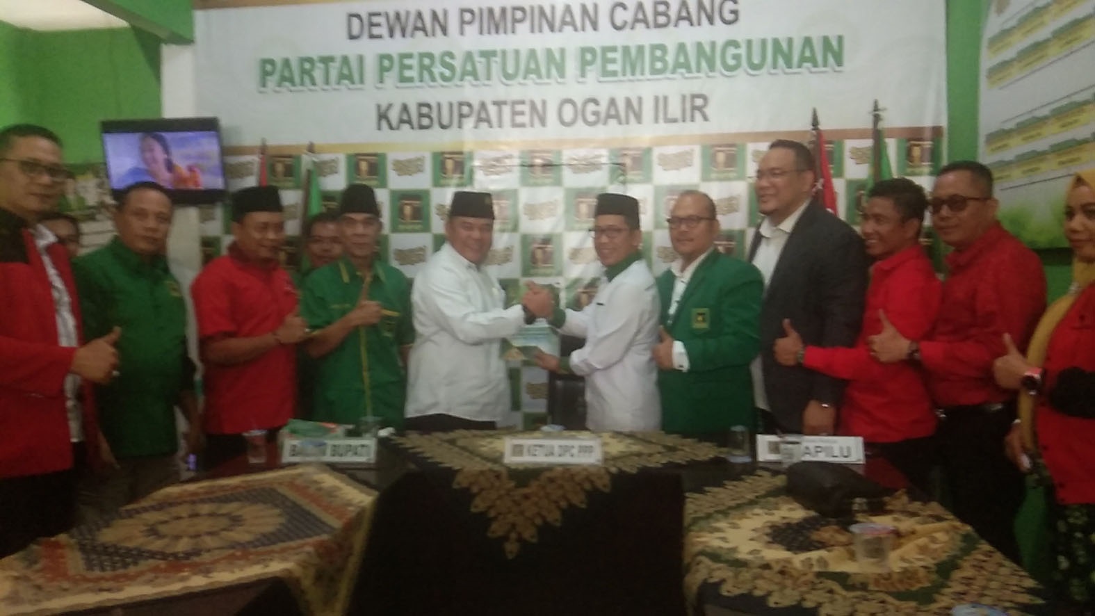 a2-20 Diantar Ratusan Pendukung, di Tiga Partai, IPA Ambil Formulir Bacabup OI