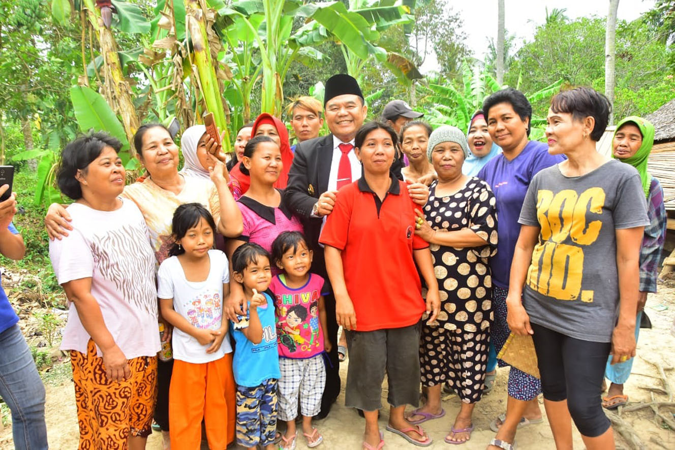 a2-26 Kunjungi Rumah Ambruk, Bupati OI Berikan Bantuan Sembako dan Uang Tunai