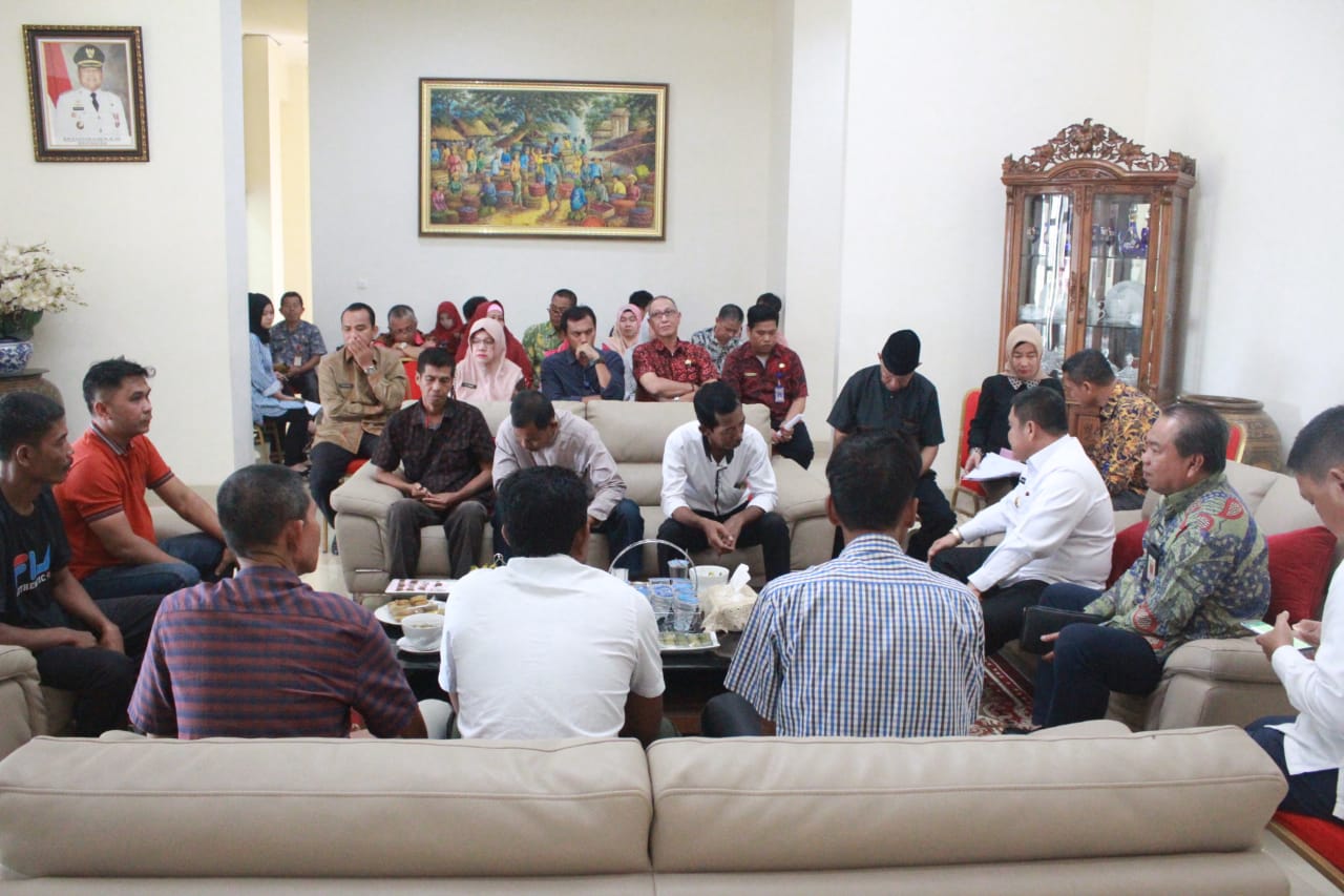 a2 Program 'Ngopi OI', Bupati Perintahkan Kadinsos - Kadinkes Memberikan Pengobatan Maksimal untuk Putri Ibu Yuliani