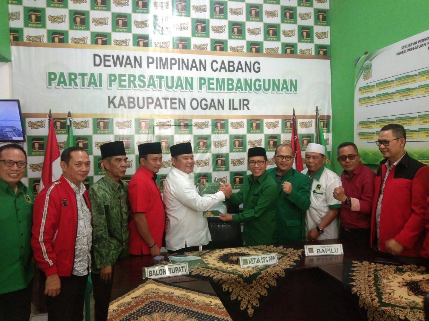 a3-9 Buktikan Keseriusan, Bacalonbup IPA Kembalikan Form ke Tiga Partai