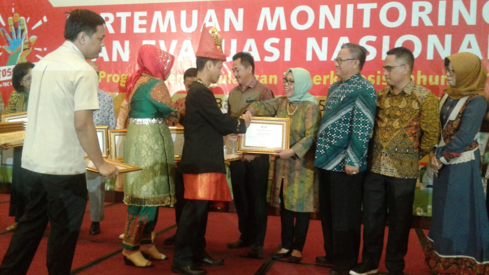 b1-20 Bupati OI Menerima Penghargaan Kabupaten Terbaik Penanggulangan Tuberkulosis dari Kemenkes RI