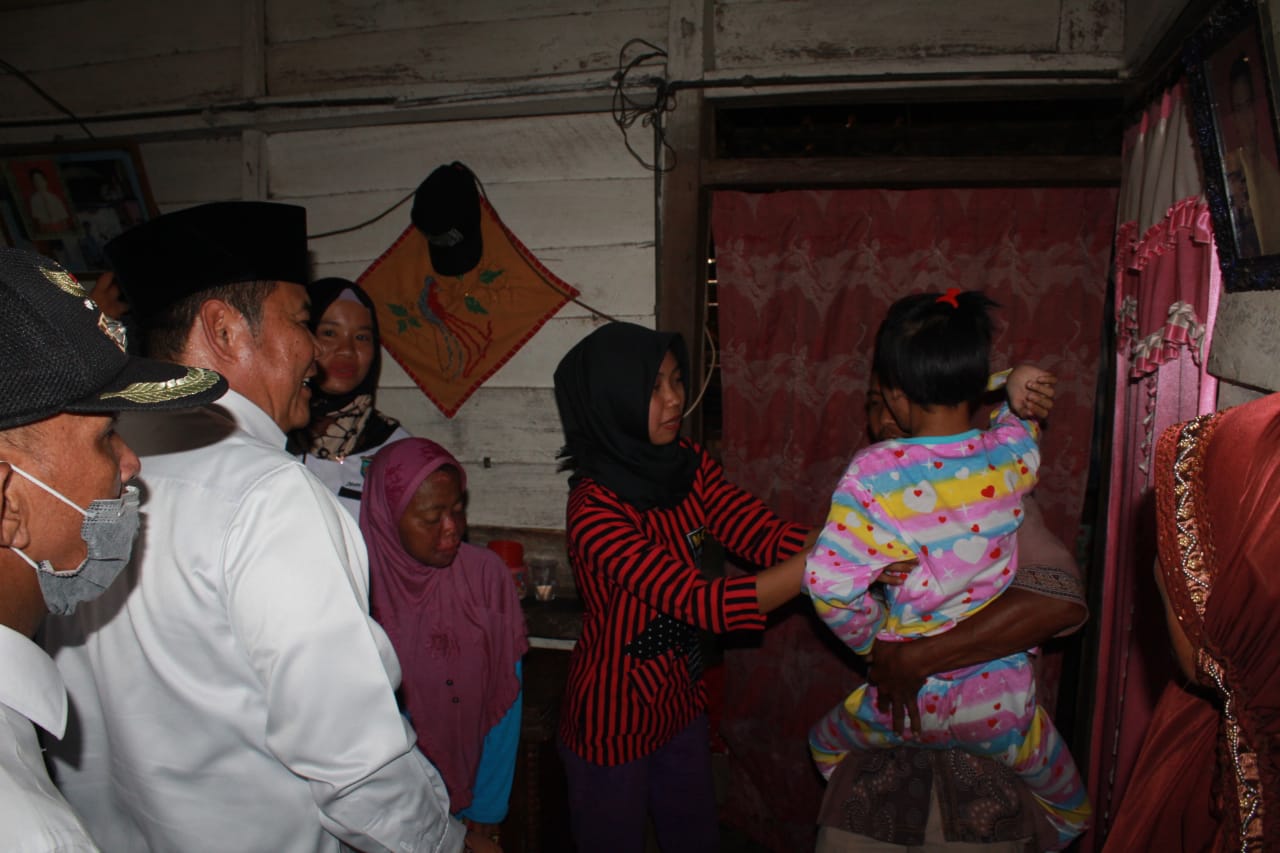 b1-5 Jenguk Pasien Jantung Bocor, Bupati OI Jamin Biaya Pengobatan dan Sekolah Dede Humairoh