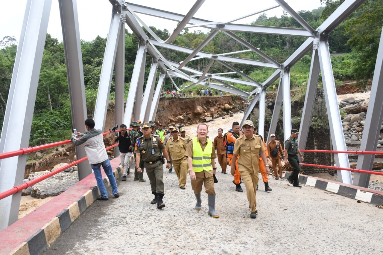 c1 Bupati Lahat Meninjau Langsung Lokasi Banjir Bandang