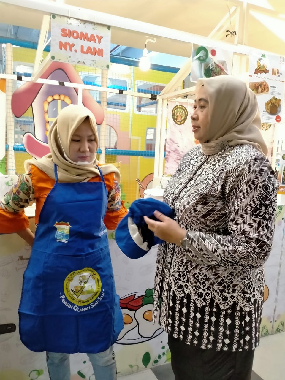 e1-3 Penuhi Syarat, BPOM Kota Palembang Bagikan Stiker, Topi dan Celemek