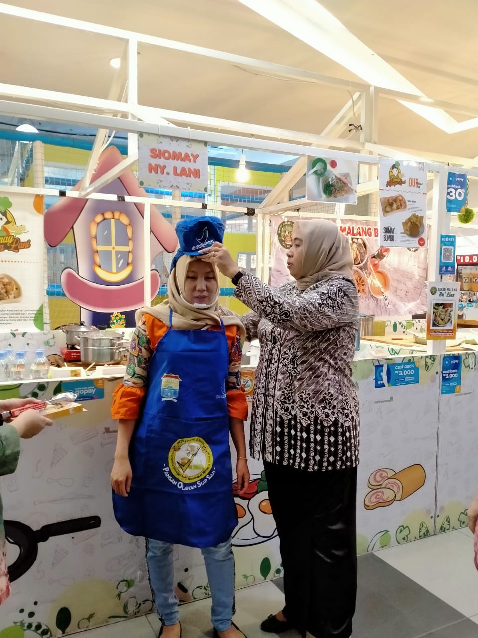 e2-2 Penuhi Syarat, BPOM Kota Palembang Bagikan Stiker, Topi dan Celemek