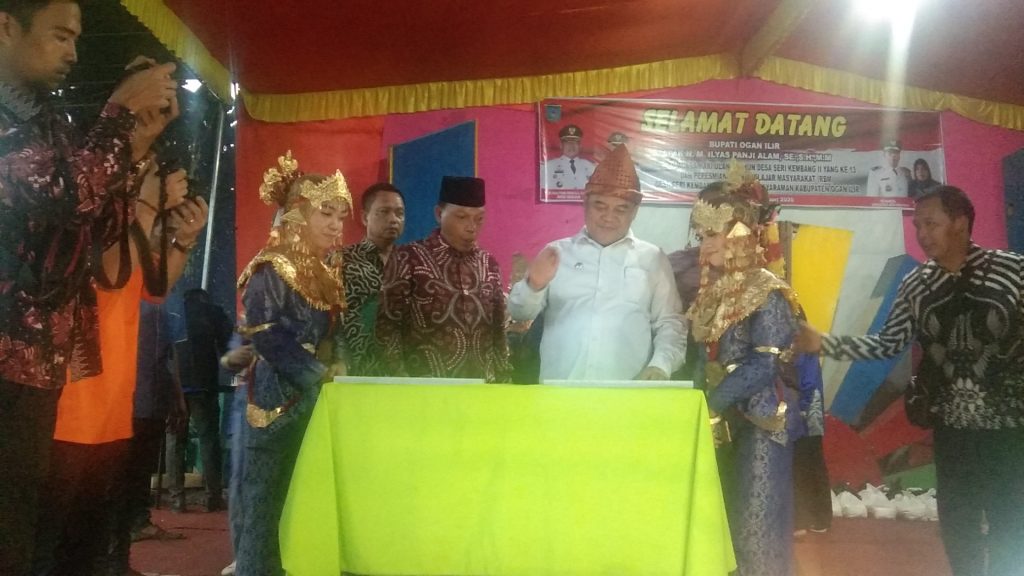 a1-14 Hadiri HUT ke-13 Desa Seri Kembang II, Bupati OI Disambut Antusias Warga