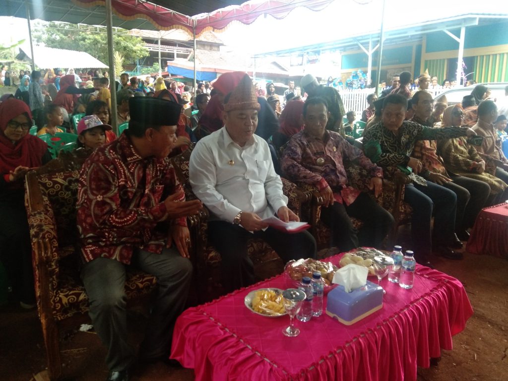 a2-12 Hadiri HUT ke-13 Desa Seri Kembang II, Bupati OI Disambut Antusias Warga