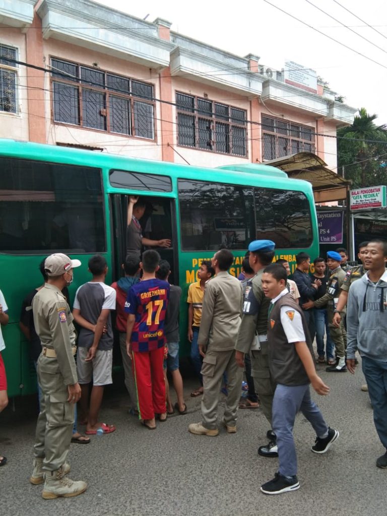 b2-3-768x1024 Libur Virus Covid-19, Pelajar dan ASN Terciduk di Mall dan Warnet