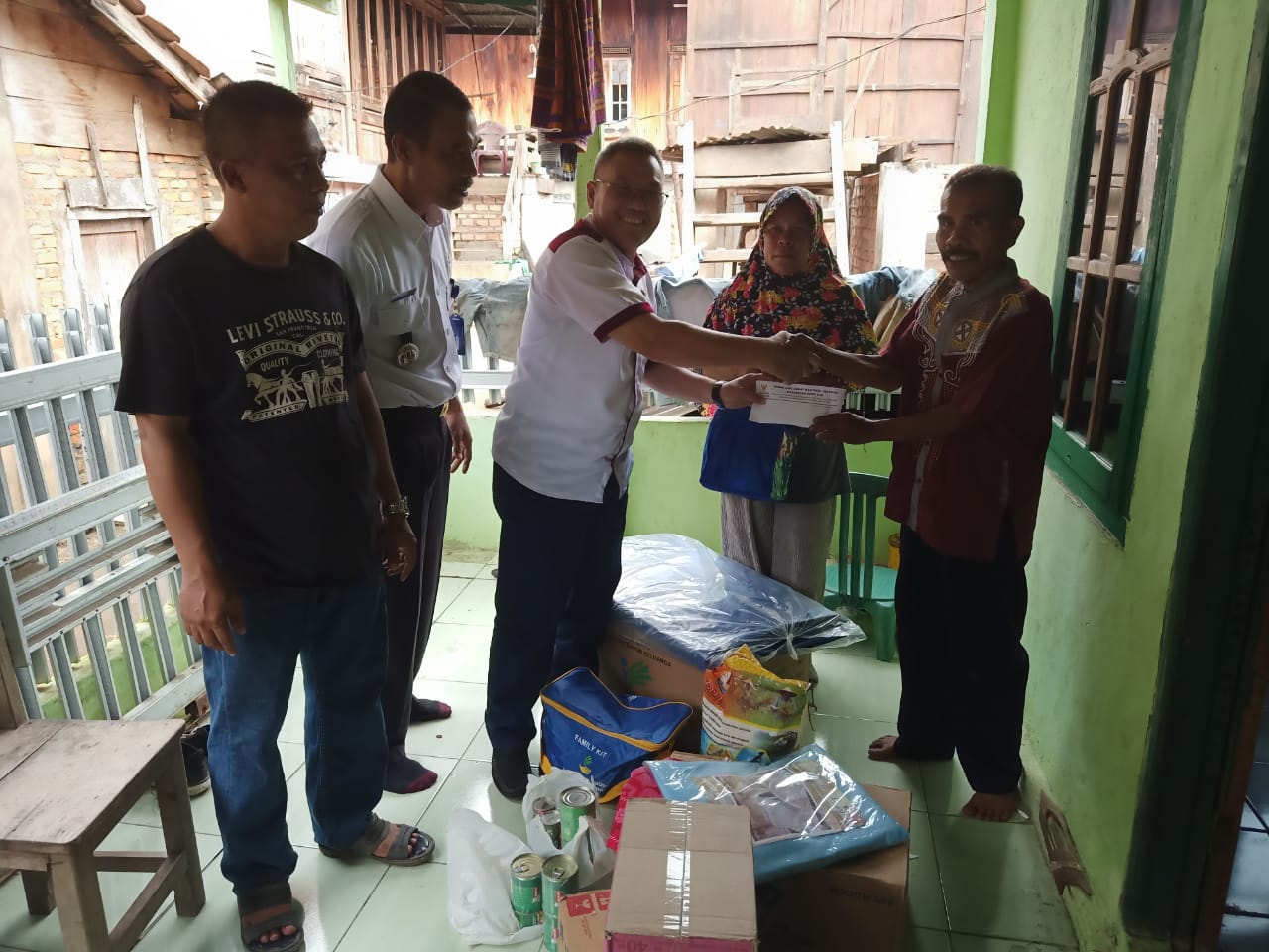 e3 Bupati OI Santuni Korban Kebakaran di Kuang Dalam Barat