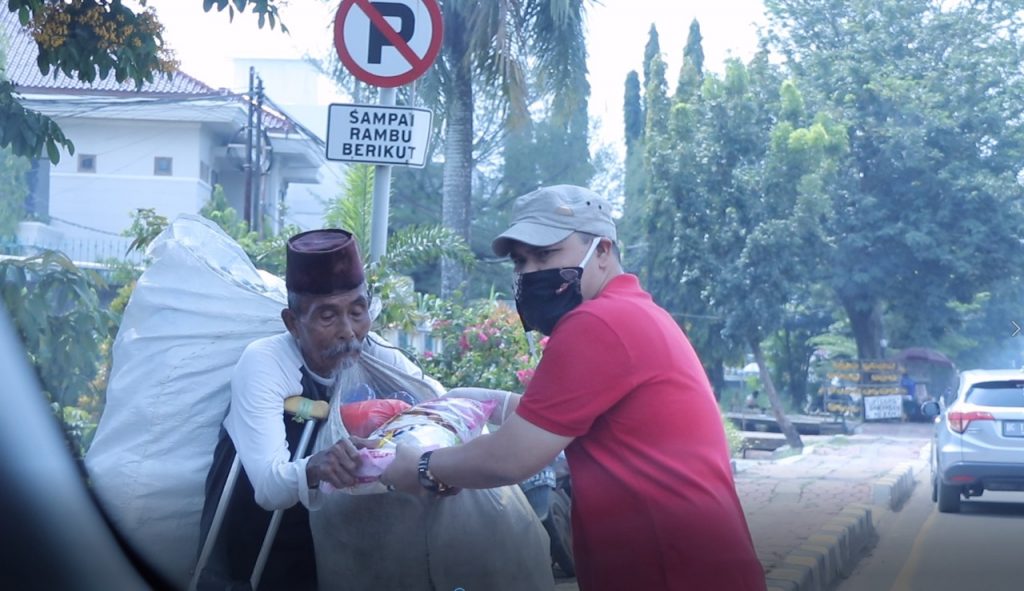 a1-4-1024x591 Di Tengah Wabah Covid-19, Pria ini Terus Menerus Tebar Kebaikan di Jalanan