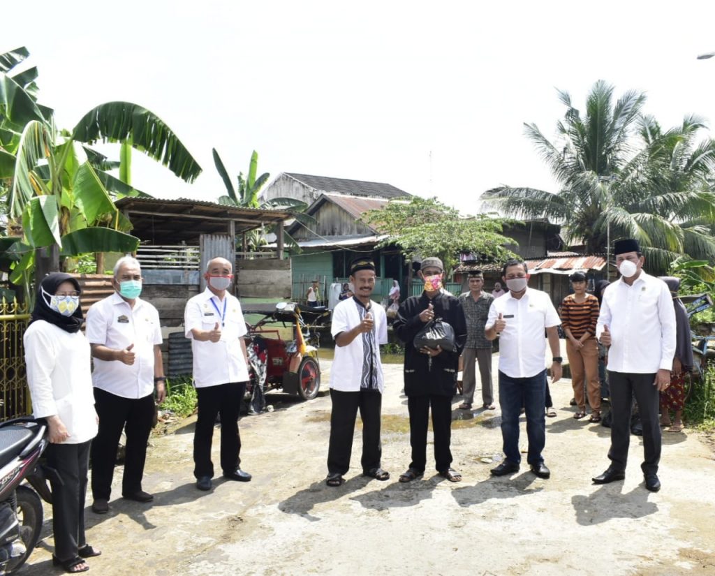 b2-2-1024x825 Peduli Dampak Covid-19, ASN DPRD Kota Palembang Bagikan Sembako