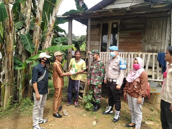 A3-1 Kades Lampar Baru Bagikan BLT Kepada Masyarakat Miskin.