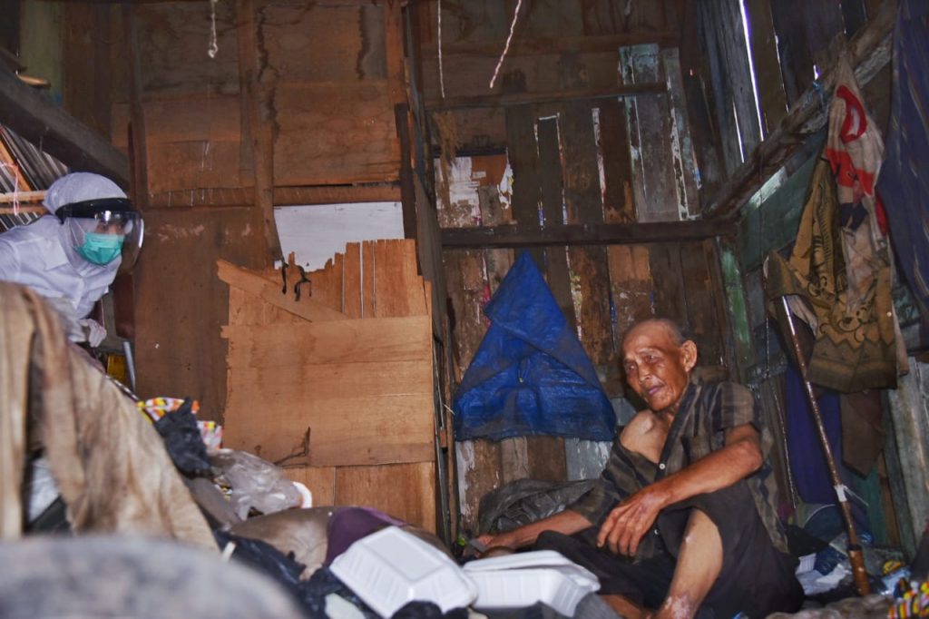 c3-1024x682 Tragis, Kakek Lani Tergolek di Gubuk Reot