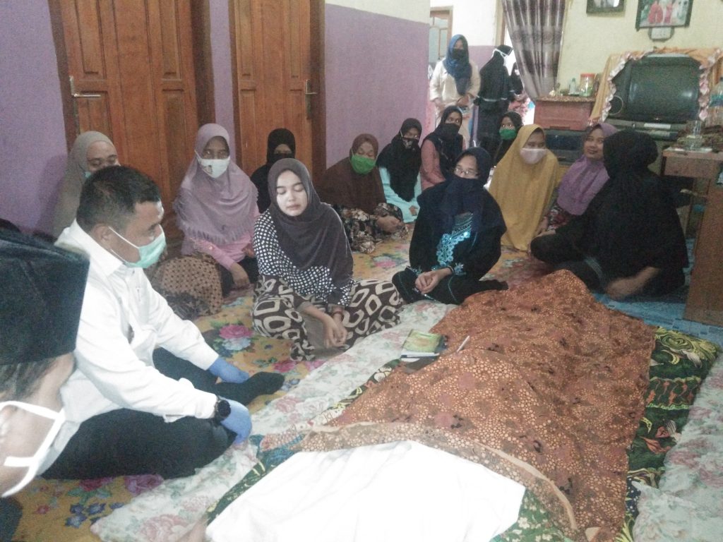 C1-1-1024x768 Di Tengah Padatnya Agenda, Bupati OI Sempatkan Diri Melayat ke Rumah Warga