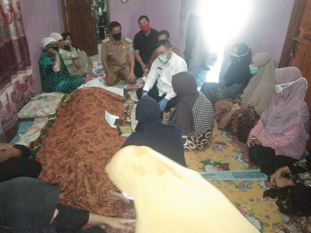 C2-4-1024x768 Di Tengah Padatnya Agenda, Bupati OI Sempatkan Diri Melayat ke Rumah Warga