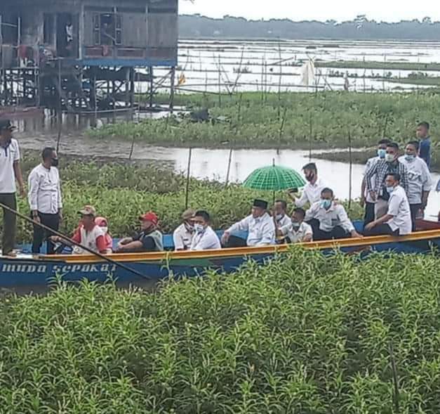 a2-6 Kebakaran di Desa Sungai Lebung, Naiki Perahu Getek Bupati OI Kunjungi Korban dan Beri Bantuan