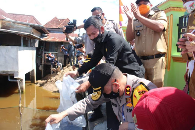 a3-1 Ketua DPRD OI, Bupati dan Kapolda Sumsel Tebar Benih Ikan Lele