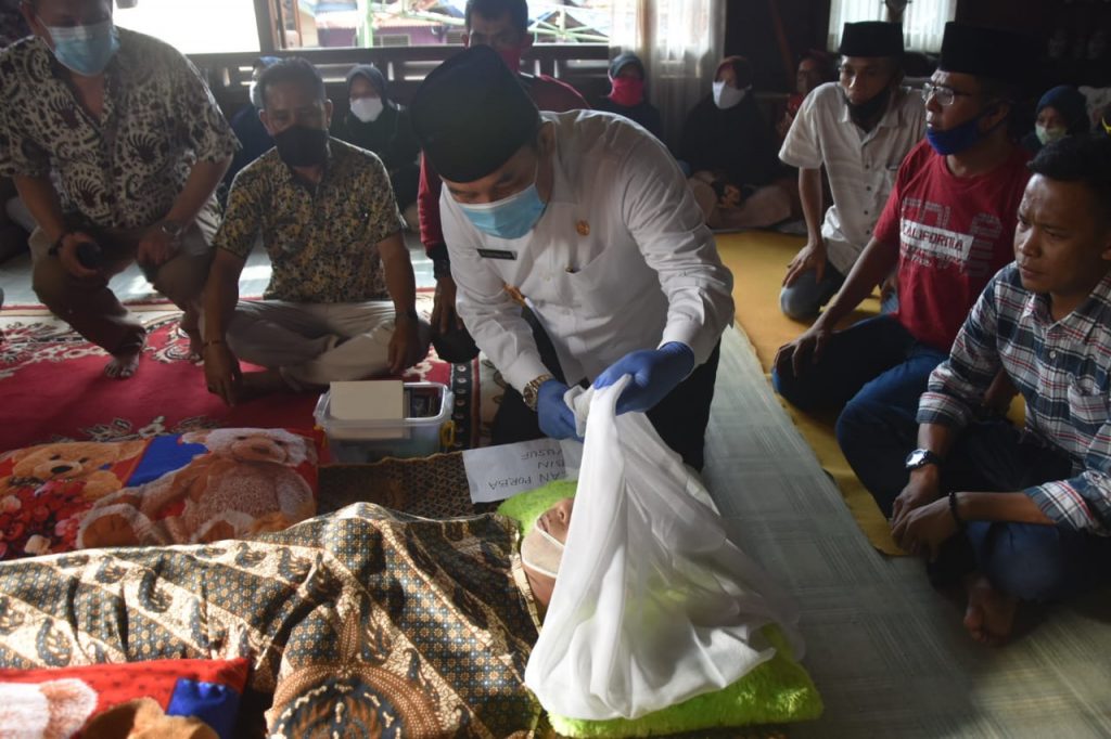 a5-1-1024x682 Perahu Ketek Ziarah Terbalik, Bupati OI Datangi Rumah Duka dan Beri Santunan