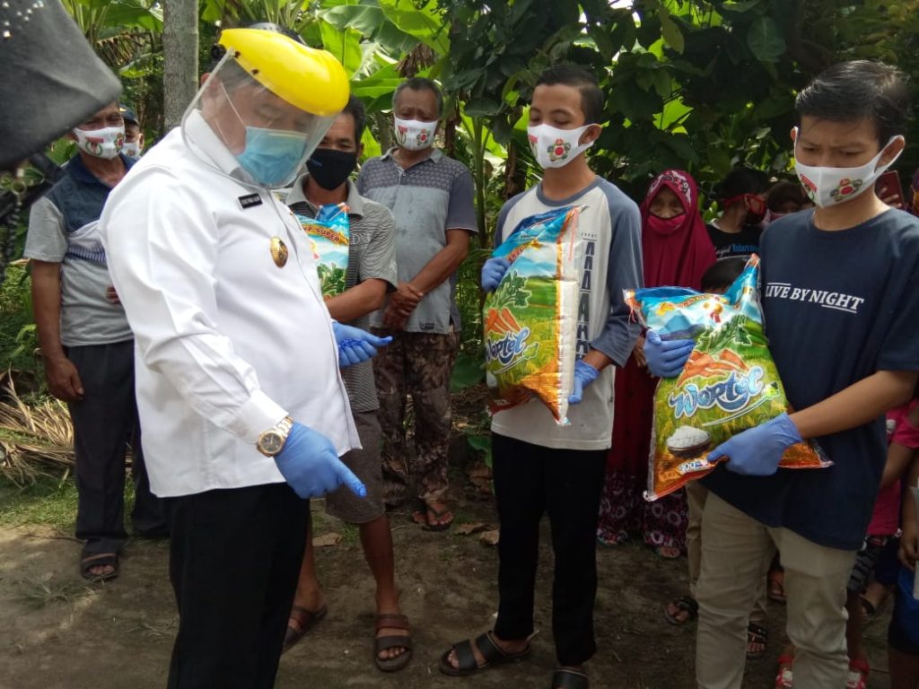 b1-1024x768 Kunjungi Rumah Pasien Sembuh Covid-19, Bupati OI Beri Bantuan Sembako
