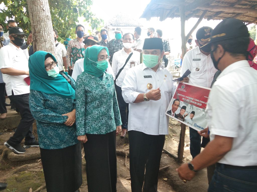 b1-5-1024x768 Serahkan BLT Secara Simbolis di Senuro Timur, Bupati OI: Para BLT Hasil Kesepakatan dengan Kriteria yang Sudah Ditentukan