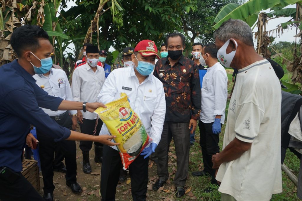 b2-1-1024x682 Kunjungi Kecamatan Pemulutan, Bupati OI Saluran BLT dan Bansos