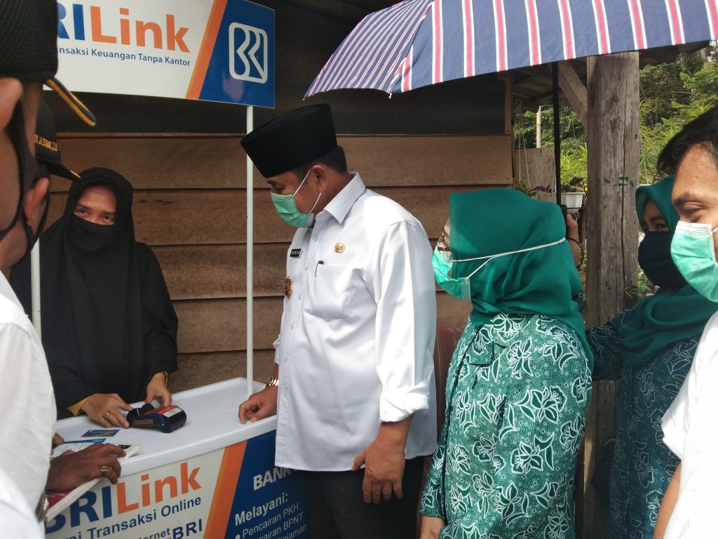 b2-3-1024x768 Serahkan BLT Secara Simbolis di Senuro Timur, Bupati OI: Para BLT Hasil Kesepakatan dengan Kriteria yang Sudah Ditentukan