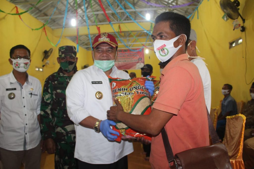 e1-1024x682 Gagal Tanam, Bupati OI Serahkan Bantuan Bibit Padi 5 Ton dan Alat Printek