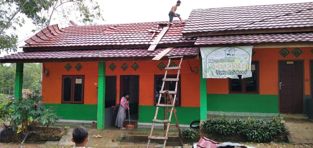 z1-1024x484 Kedondong Raye Dihantam Puting Beliung, Hancurkan Rumah dan Sekolah