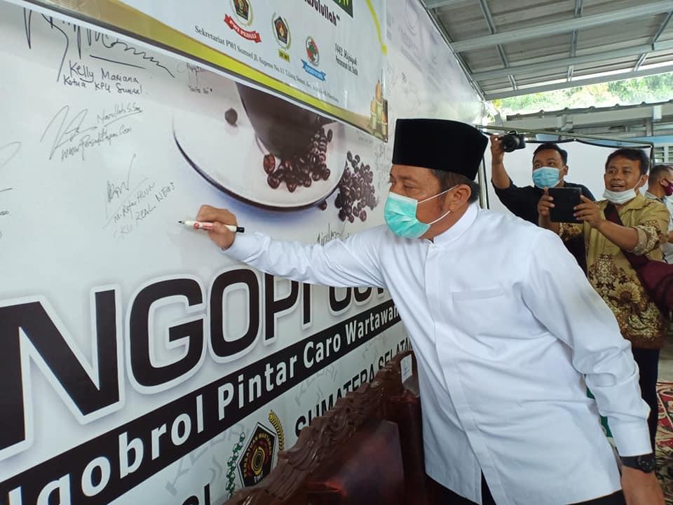 a4 Gubernur Sumsel H. Herman Deru Minta Koran Tetap Eksis