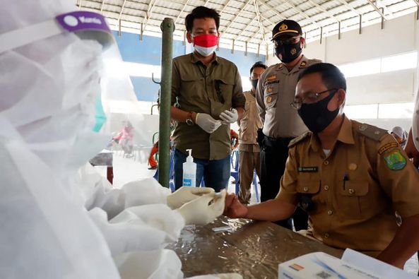 B2-6 Deteksi Dini COVID - 19, Ratusan Warga Jirak Jaya Jalani Rapid Test dan Swab Antigen