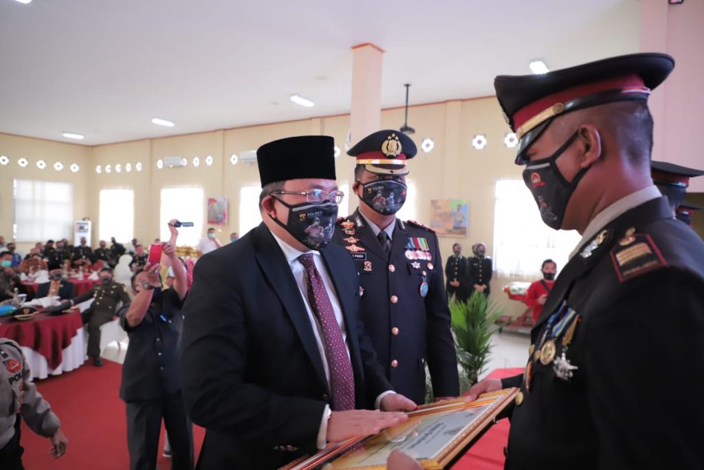 D3-1-1024x683 Hadiri HUT Bhayangkara ke-74, Bupati Muba DRA Beri Penghargaan Polisi Berprestasi